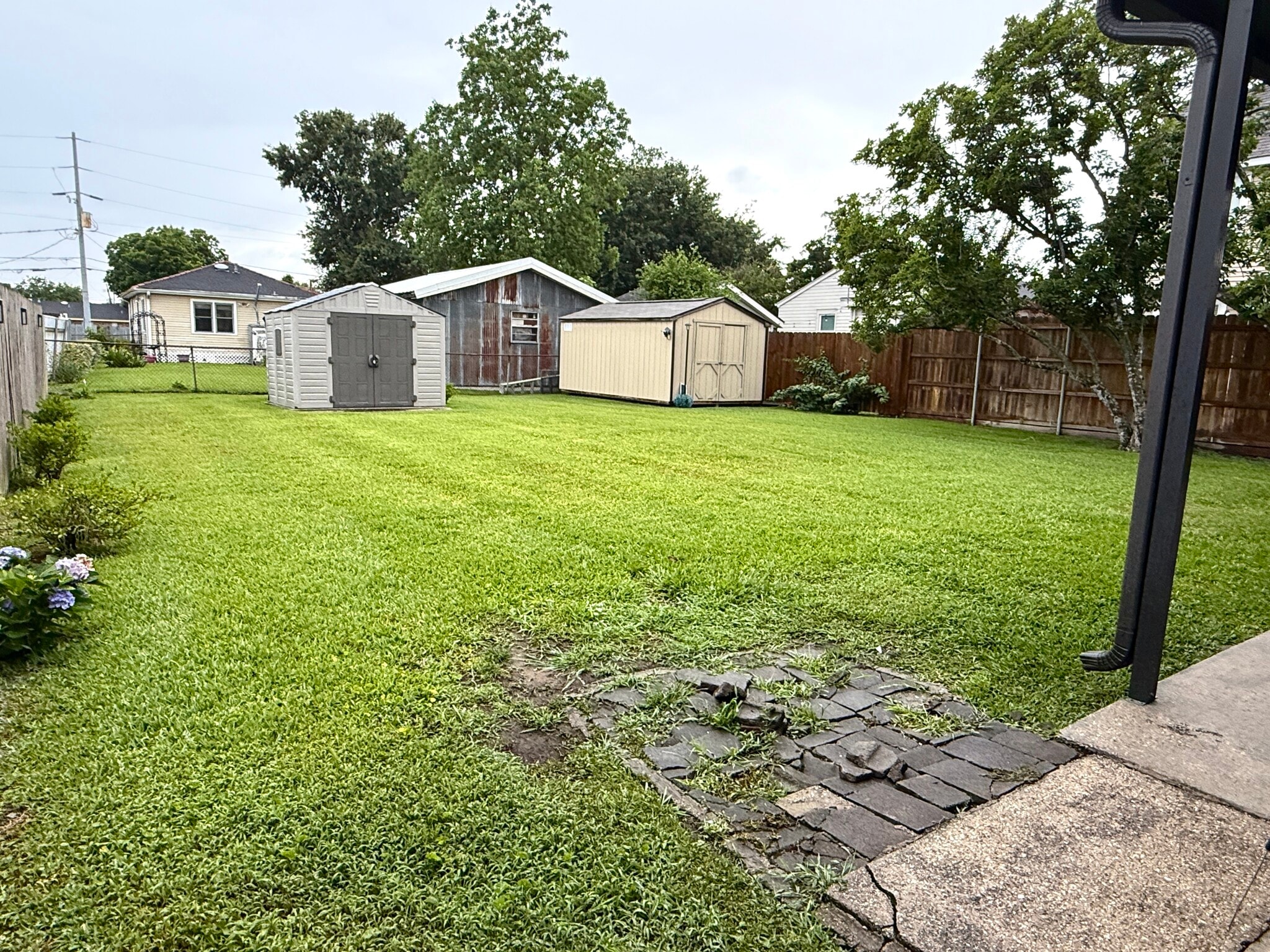 HUGE Back Yard - 820 Thirba St