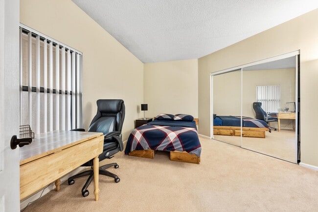 Building Photo - 100 Uno Lago Dr