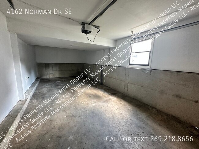 Building Photo - SE Side Update Two Bedroom Duplex