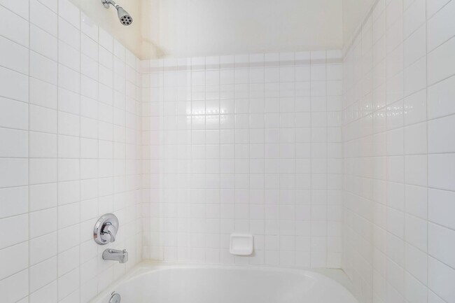 Building Photo - IMMACULATE 2 BEDROOM CONDO IN HENDERSON!