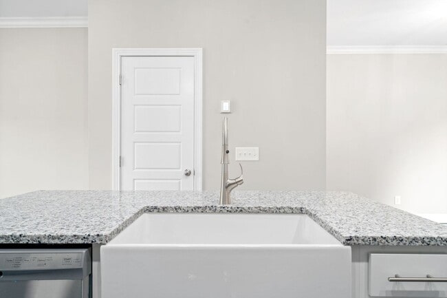 Building Photo - **COMING SOON** 3 BEDROOM HOME