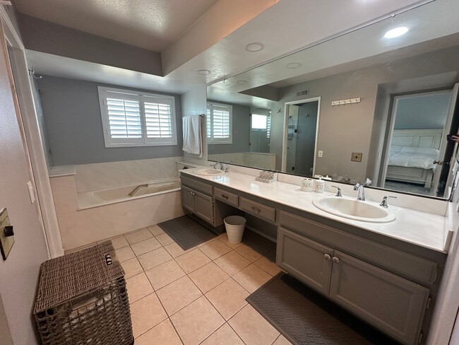 Building Photo - 3 Bedroom Townhome in Mission Valley for R...