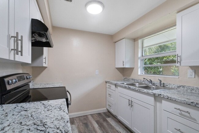Building Photo - Spacious 4bdrm/1bath House ** $1,995.00 **...