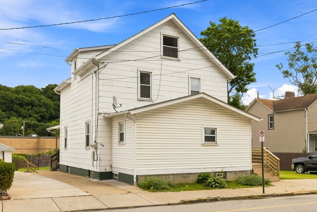 Building Photo - 320 Main St