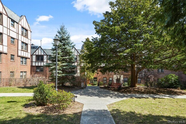 Building Photo - 3 Greenridge Ave