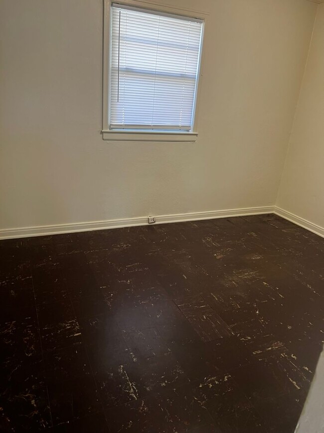 Building Photo - 2/1 , $925.00 monthly