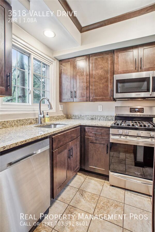 Building Photo - 3518 Valley Dr