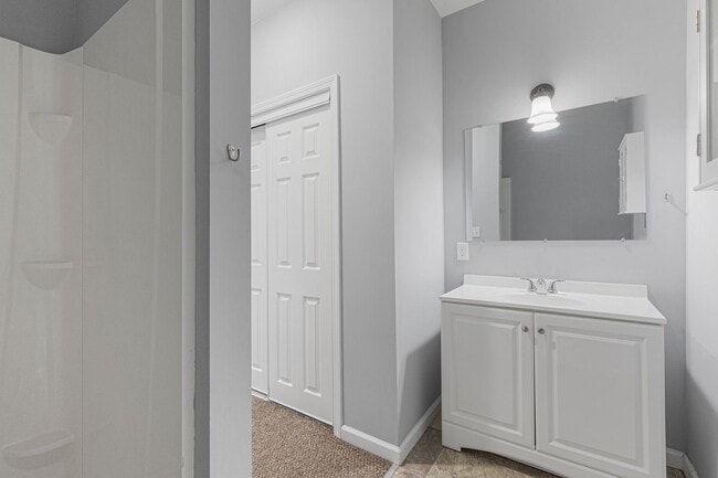 Building Photo - 2 bed 2 bath available