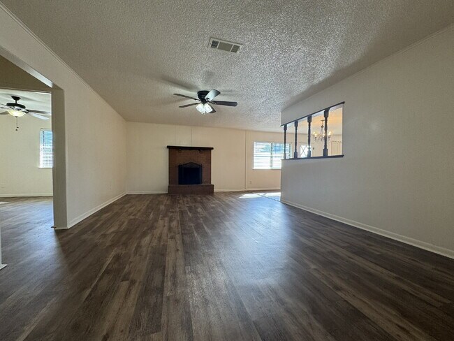 Building Photo - Lovely 3 bedroom 2 bath in desirable neighborhood