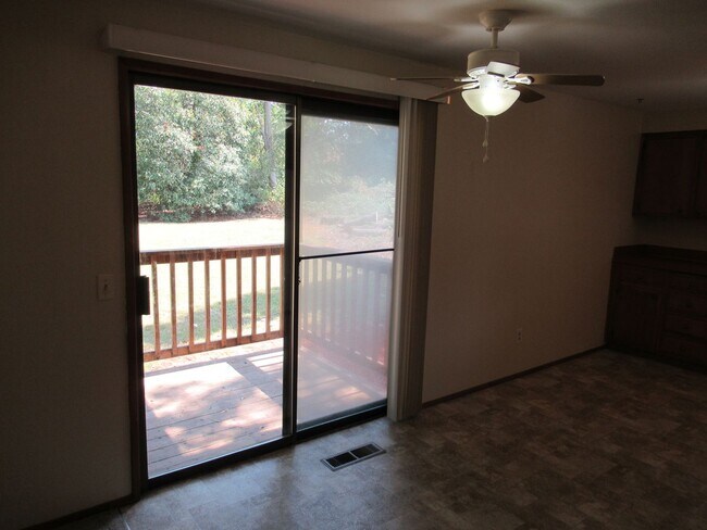 Building Photo - Large Two Bedroom w/ Garage