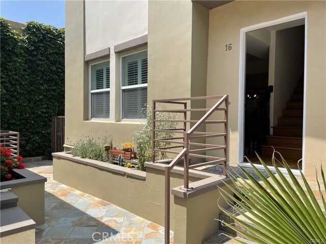 Building Photo - 441 N Los Robles Ave