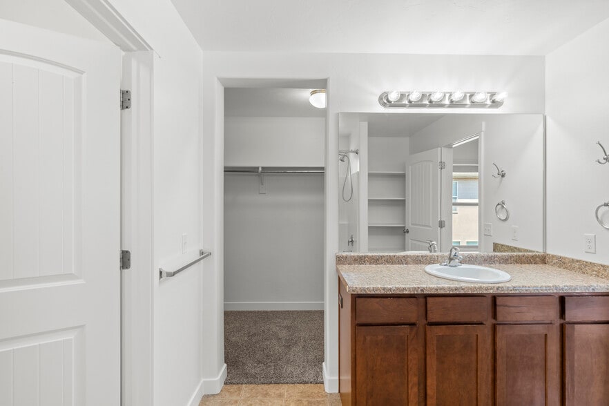 Mather Bath / Walk in Closet - 2668 Cottonwood Dr