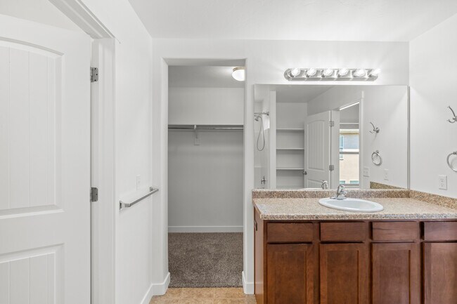 Mather Bath / Walk in Closet - 2668 Cottonwood Dr