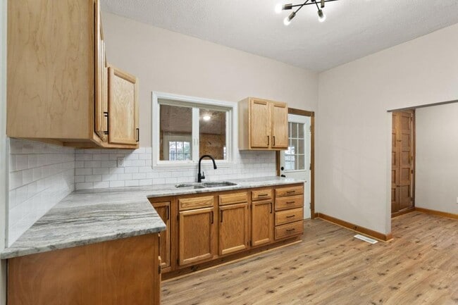 Building Photo - 1709 Ekin Ave