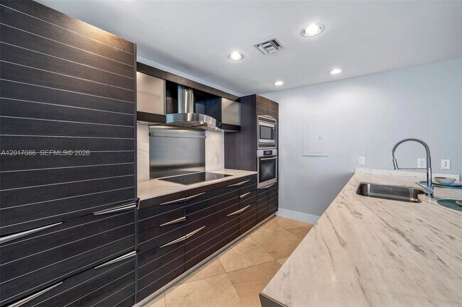 Building Photo - 200 Biscayne Blvd Way