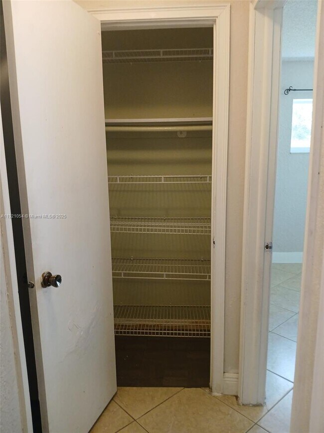 Building Photo - 5550 Lakewood Cir S