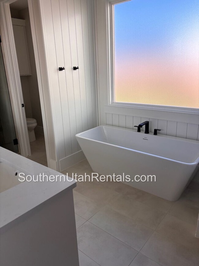 Building Photo - Beautiful 4 bed | 3 Bath | 3 Car Garage of...