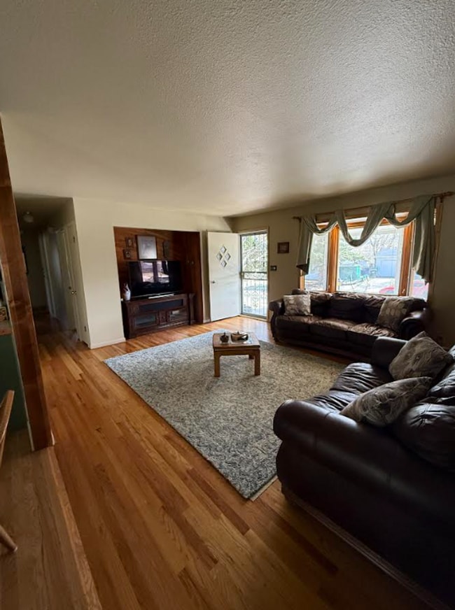 Building Photo - Beautiful 3 Bed, 2 Bath Stand-Alone Home | Furnished or Unfurnished Options