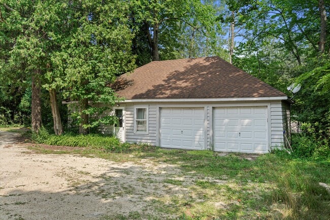Building Photo - 598 Lake Shore Rd
