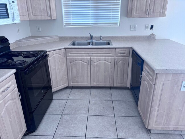 Building Photo - 3 bed / 2.5 bath / 1 car garage townhome with community pool