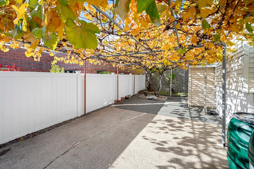 Building Photo - 50 Temple St