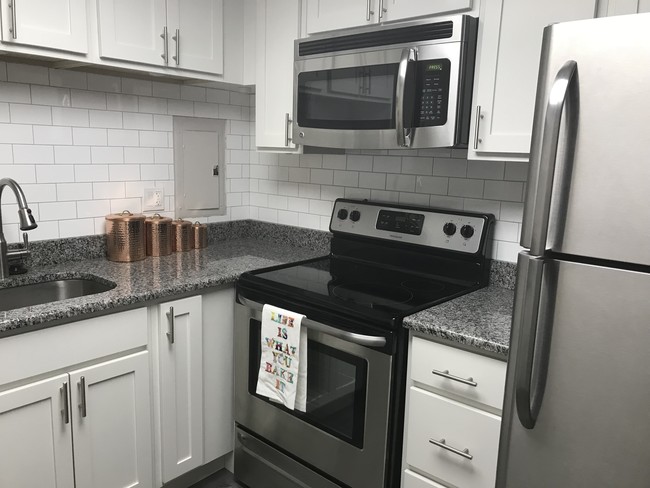 Kitchen, Renovated Model - Walnut Crossings