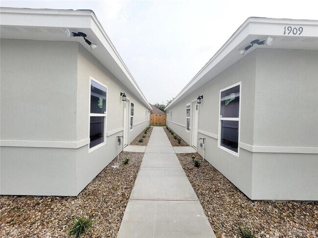 Building Photo - 10 Davenport St