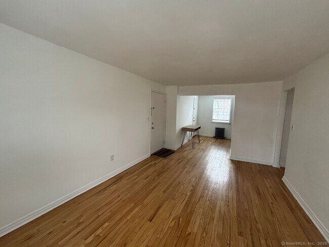 Building Photo - 5 Clarmore Dr