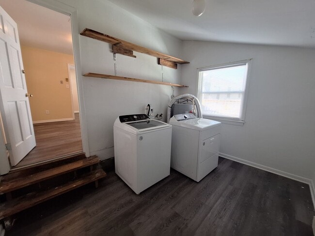 Building Photo - 704 Old Buckroe Rd