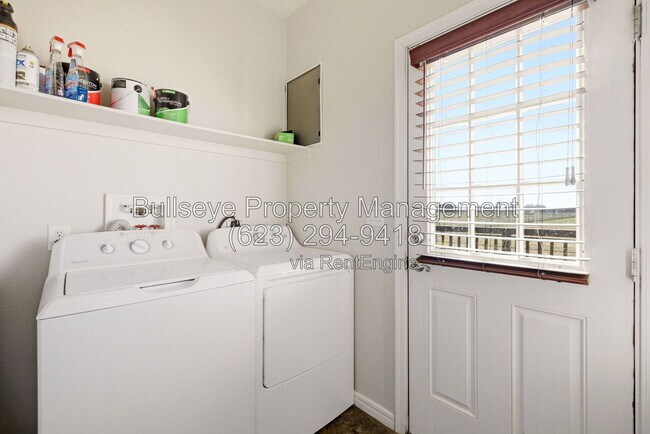 Building Photo - 313-East 1/2 E 1/2 St N