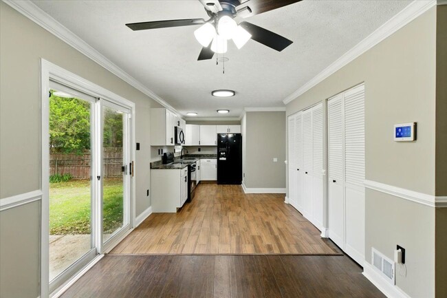 Building Photo - 643 University Dr