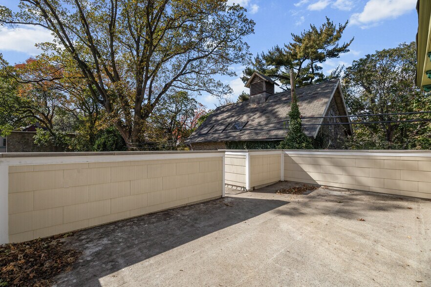 Building Photo - 131 W Walnut Ln