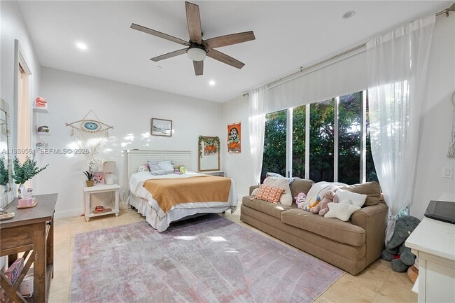 Building Photo - 3266 NE 15th St