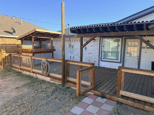 Building Photo - 663 Duke Ave