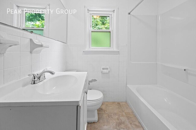 Building Photo - 2533 Ravine St
