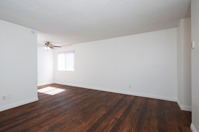 Building Photo - Twin Oaks Apartments