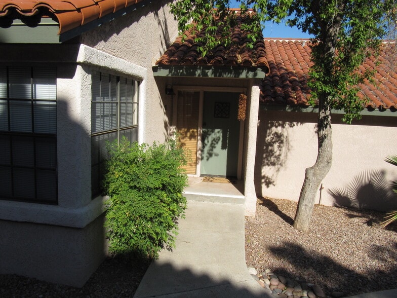 Building Photo - 6460 N Tierra de las Catalinas