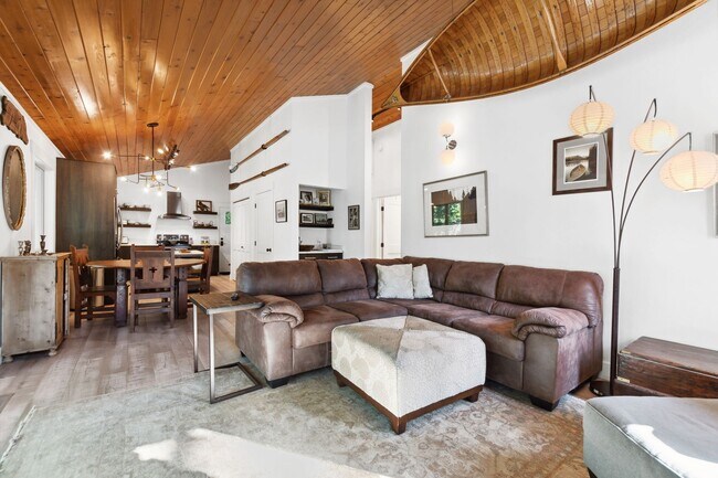 Building Photo - 2 bedroom, 1 bath house with Whitefish Lak...