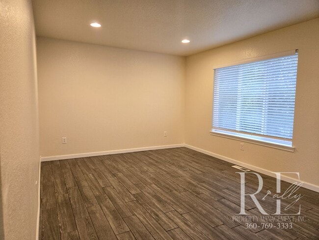 Building Photo - Military Discount: Spacious Bremerton Townhome with Garage & Fenced Yard