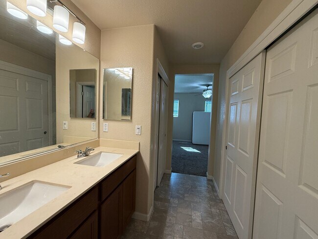 Building Photo - Beautiful 2-Story, 3 Bedroom, 2½ Bathroom ...