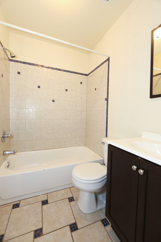 bathroom - 1528 Willington St