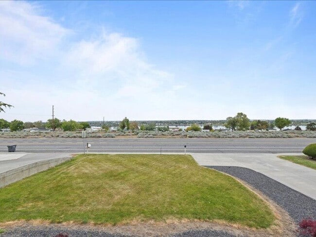 Building Photo - 3603 W Canal Dr