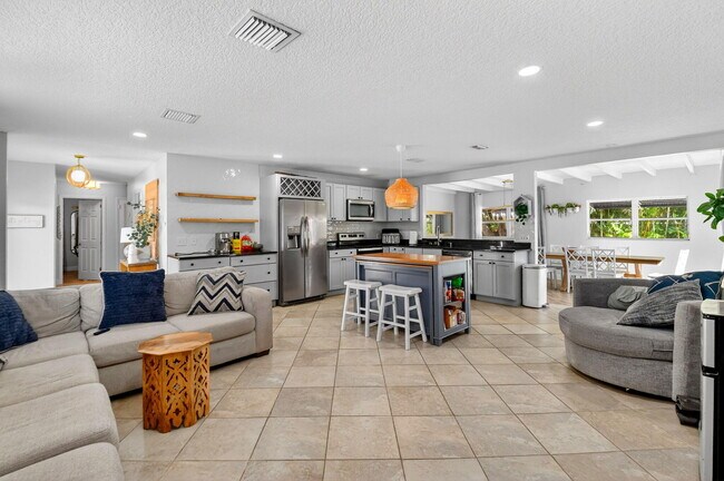 Building Photo - 320 Riverdale Rd