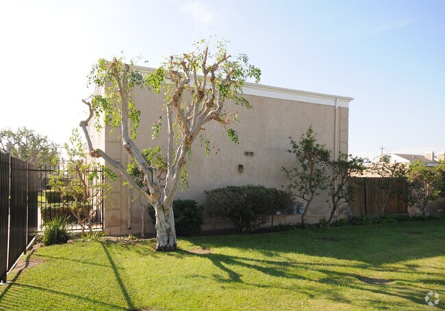 Lynrose Manor - Townhome 2 bed 1.5 Bath in Anaheim