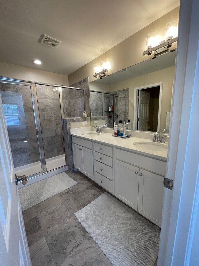 Building Photo - Huntington Pointe