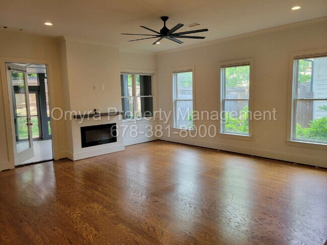 Building Photo - Luxurious 4 Bedroom Home near Grant Park!