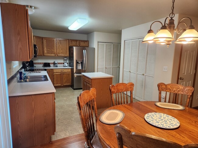 Building Photo - 4965 Universal Heights