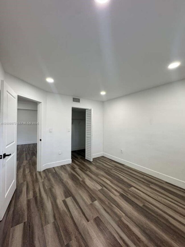 Building Photo - 300 Palm Cir W