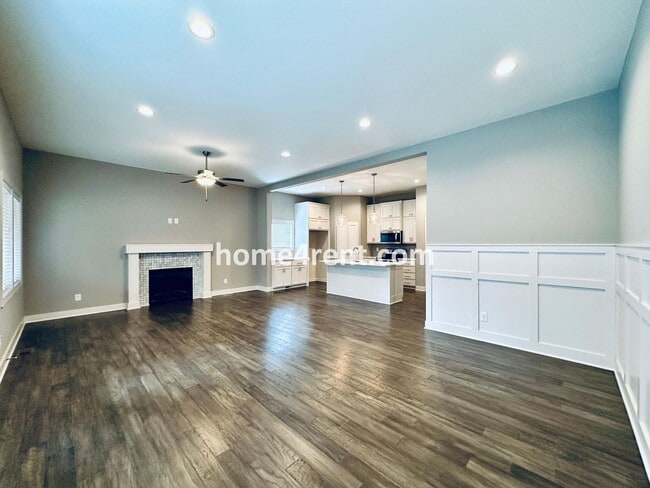 Building Photo - Stunning, Maintenance Free Townhome in Desoto w/ an Elegant Kitchen and Wood Floors Throughout!
