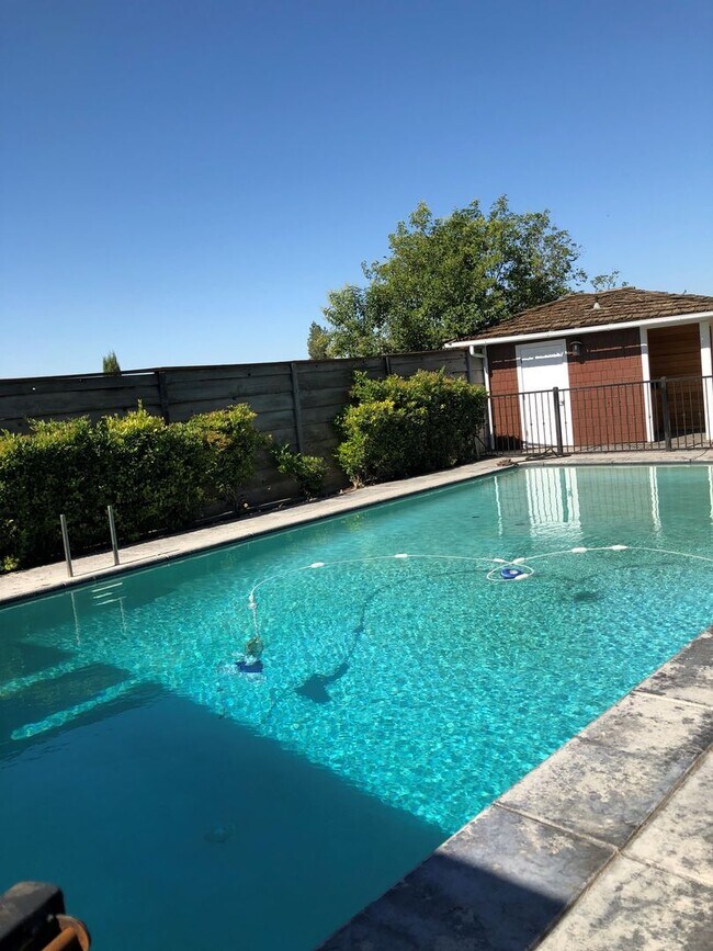 Building Photo - Lovely Country Charm with Swimming Pool